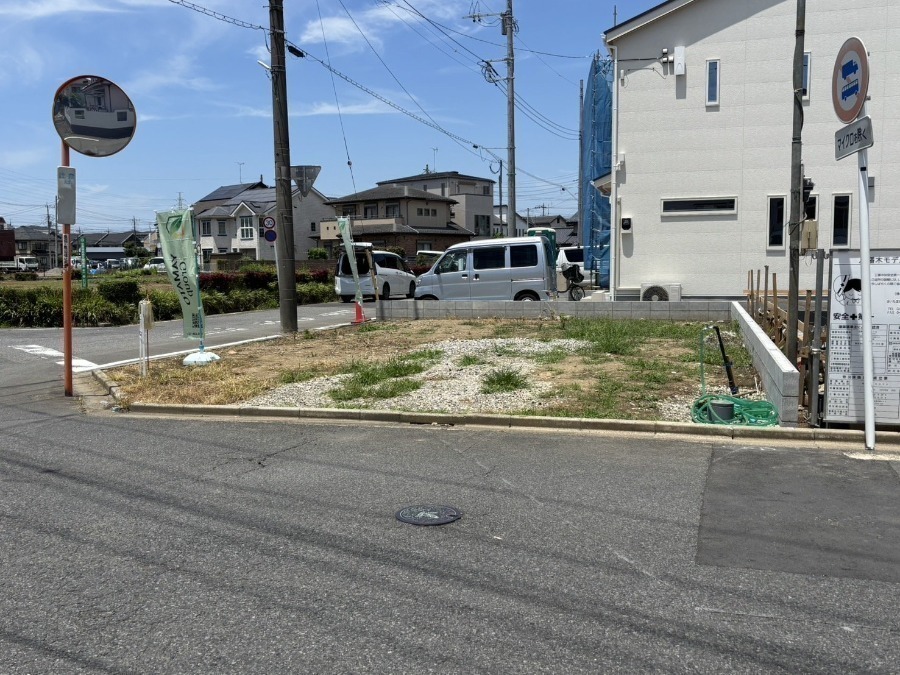 外観:全面道路も広く、車の出し入れも楽々です♪