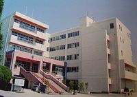 周辺環境:越谷市立栄進中学校徒歩7分